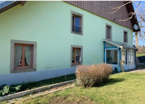 Cette maison blanche dispose de fenêtres et d'une cour. dans l'établissement Apparemment calme au cœur de la nature, à Longemaison