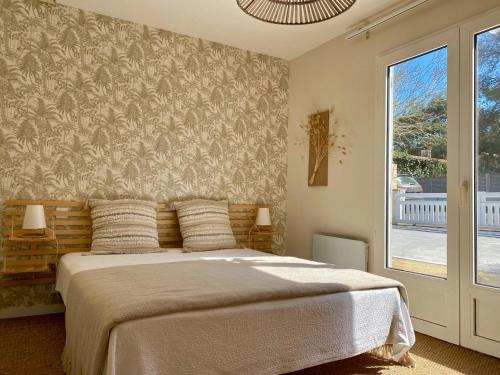 une chambre avec un lit et une grande fenêtre dans l'établissement Maison familiale avec piscine privée à Saint-Vincent-sur-Jard - FR-1-336-136, à Saint-Vincent-sur-Jard