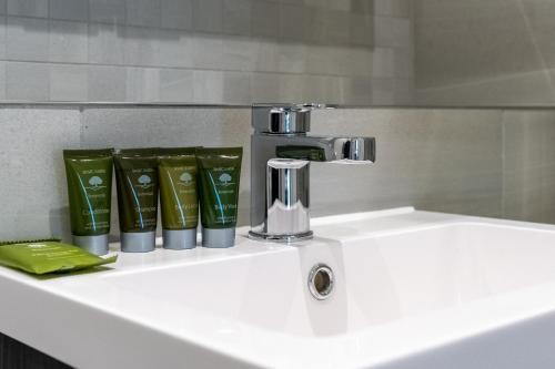 een wastafel met een kraan erop bij Wellington House by Celador Apartments in Reading