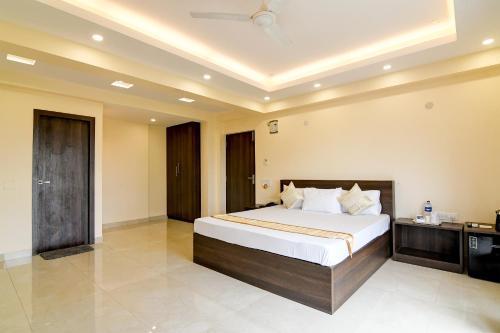 a bedroom with a large bed in a room at Lemon Prime in New Town