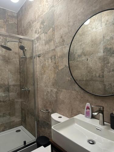 Ένα μπάνιο στο Apartamenty Center