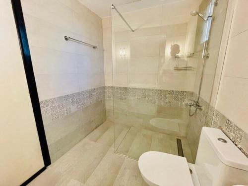 ein Badezimmer mit Glasdusche und Toilette in der Unterkunft Villa Pharaoh Private Pool Near the Beach in Porto Rafti