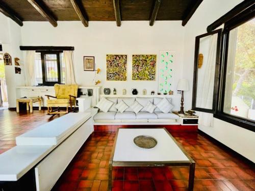 ein Wohnzimmer mit weißen Sofas und einem Tisch in der Unterkunft Villa Pharaoh Private Pool Near the Beach in Porto Rafti