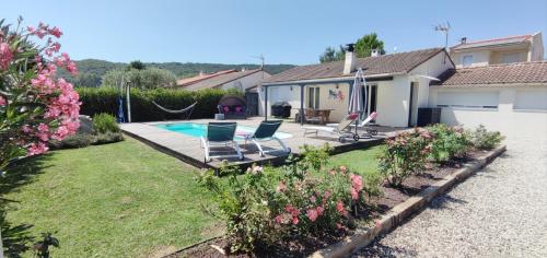 Charmant studio climatisé avec parking, terrasse et piscine