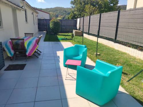 - une terrasse avec 2 chaises, une table et des chaises dans l'établissement Charmant studio climatisé avec parking, terrasse et piscine, à Villeneuve-Loubet