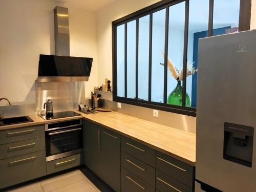 d'une cuisine avec évier et d'une fenêtre avec vue. dans l'établissement Appartement cosy au cœur du village historique, à Saint-Jean-Pied-de-Port