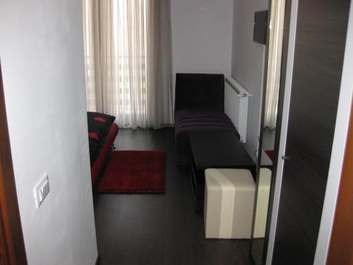 a small room with a couch and a chair at Pensiunea Agroturistica Diana in Măgura