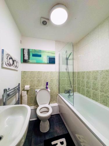 a bathroom with a toilet and a tub and a sink at Newly Refurbished Home fit for to 7 family members, Groups, Contractors Centre of Bradley Stoke in Bristol