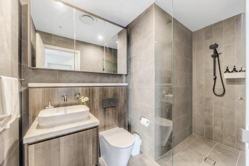 Baðherbergi á Brand New Apt in Olympic Park Near Stadium