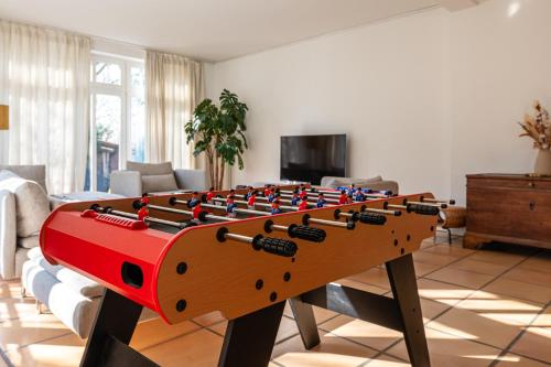 a large game table in a living room at Altstadt Apartments Verden in Verden
