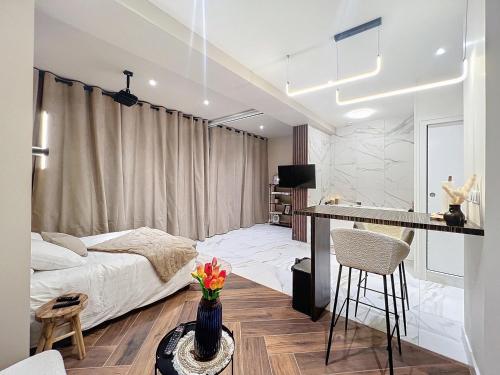 une chambre avec un lit et un bureau dans une pièce dans l'établissement V' Appart SPA Moderne-Chic, à Troyes