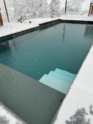 - une piscine couverte de neige dans l'établissement Somptueux chalet, à Megève