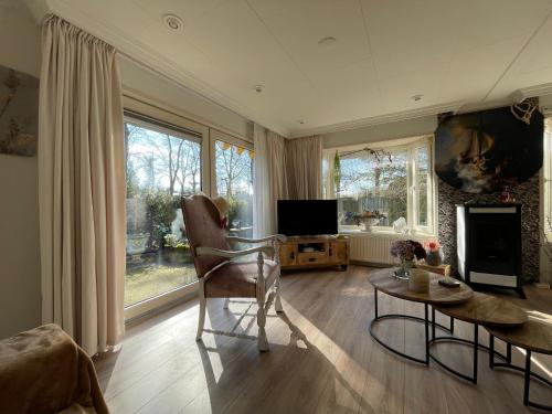 Μια τηλεόραση ή/και κέντρο ψυχαγωγίας στο Natuurbungalow Het Koolmeesje