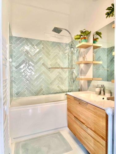 une salle de bain avec une baignoire, un lavabo et une douche dans l'établissement Nice Sea View 2 bedroom apartment, à Nice