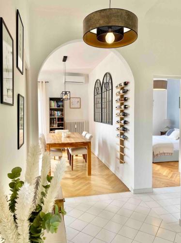 une salle à manger avec une table et une cave à vin dans l'établissement Nice Sea View 2 bedroom apartment, à Nice