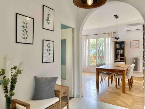 un salon avec une table et une salle à manger dans l'établissement Nice Sea View 2 bedroom apartment, à Nice