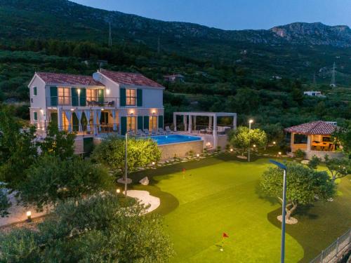 Villa Blue Ivy with Heated Pool