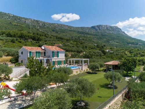 Villa Blue Ivy with Heated Pool