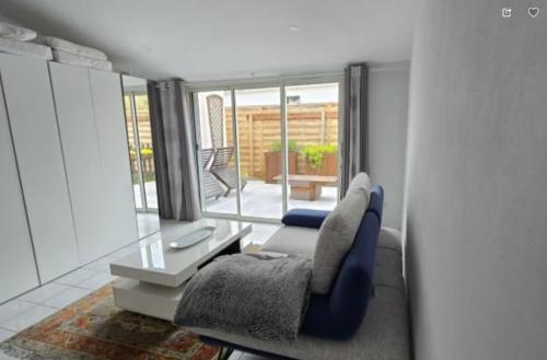 un salon avec un canapé et une chaise dans l'établissement La Bisquine, au Bois-Plage-en-Ré