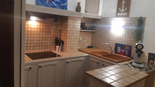 une cuisine avec un évier et un plan de travail dans l'établissement Centre Sète, à Sète