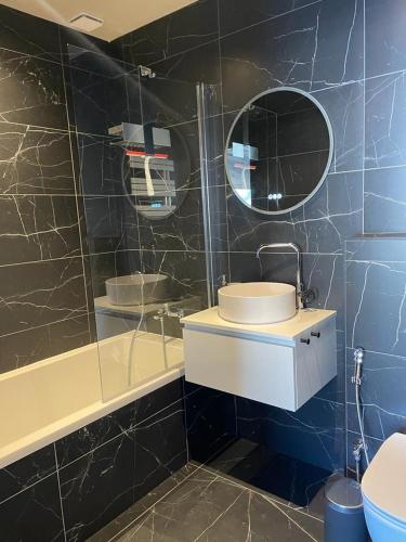 une salle de bain avec un lavabo, une baignoire et un miroir dans l'établissement Somptueux chalet, à Megève