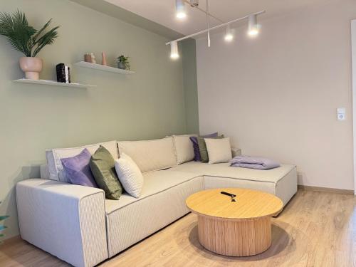 a living room with a couch and a coffee table at LIGHTPLACE • Design • Boxspring • Balkon • 2 Smart TV •Innenstadt in Braunschweig