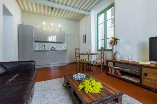 un salon avec un canapé et une table dans l'établissement Authentique 2 pièce dans le Vieux-Nice, à Nice