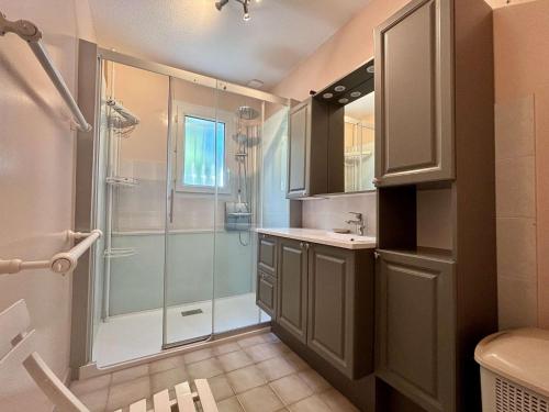 a bathroom with a shower and a sink at Maison 4 pièces 6 couchages Saint-Georges d'Oléron SGO000-135 in Saint-Georges-dʼOléron
