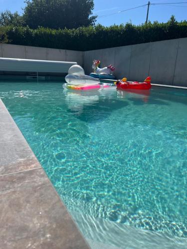 - une piscine d'eau avec 2 kayaks dans l'établissement Maison de campagne, à Ploëzal
