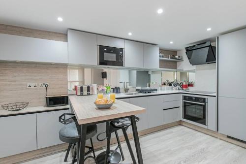 a kitchen with a table with a bowl of fruit on it at Flat 3, 158 Abingdon Road in Oxford