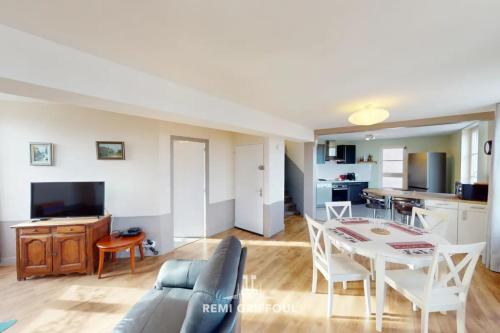 un salon avec un canapé et une table dans l'établissement Duplex Traversière Spacious 100m from the Port 4 Guests, à Honfleur