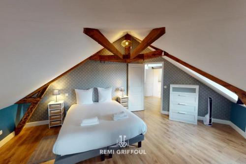 une chambre avec un grand lit dans un grenier dans l'établissement Duplex Traversière Spacious 100m from the Port 4 Guests, à Honfleur