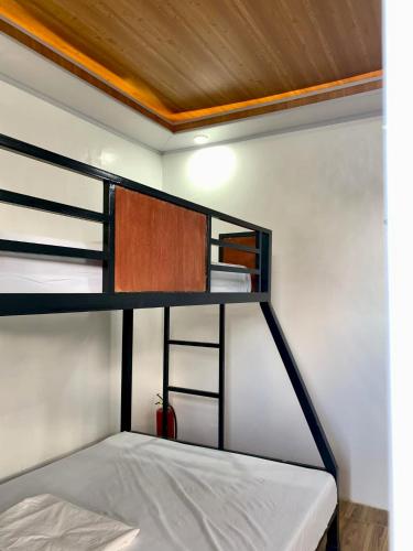 a bedroom with a bunk bed in a room at F1 Green Meadows Resort in Arnedo