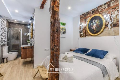 sypialnia z dużym łóżkiem i łazienką w obiekcie MyHouseSpain - Sensacional piso en Malasaña w Madrycie