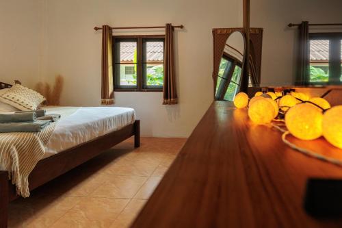 Ένα ή περισσότερα κρεβάτια σε δωμάτιο στο Charming House - Peaceful Garden Retreat - 2mn ZenBeach - Srithanu Center