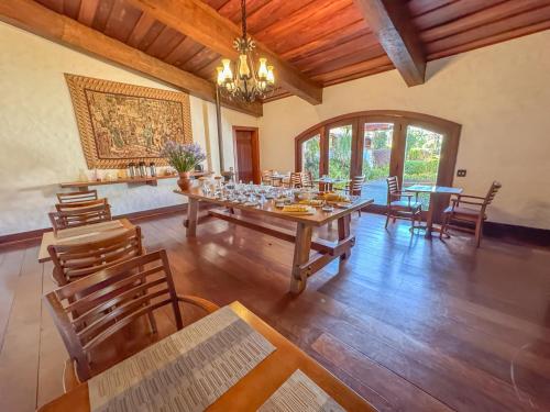 a large dining room with a table and chairs at Mansão Nacional Inn in Campos do Jordão