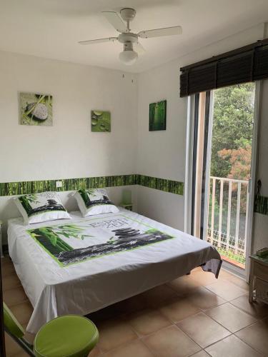 une chambre avec un lit et une grande fenêtre dans l'établissement La Bastide Neuve des Oliviers, à La Londe-les-Maures