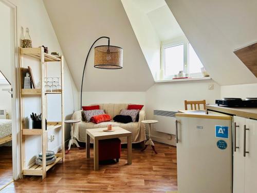 un salon avec un canapé et une table dans l'établissement Le Carnot Perche, à Le Portel