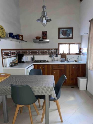 une cuisine avec une table, des chaises, une table et une table dans l'établissement Appartement de charme au pied du château, à Châteaurenard