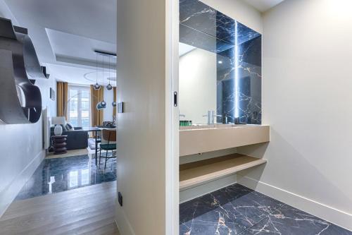 une salle de bain avec un lavabo et un miroir dans l'établissement Mykeypers - Magnificent Luxury Flat 2BR-6P - Champ-Elysées, à Paris