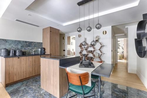 une cuisine avec un comptoir et une table avec des chaises dans l'établissement Mykeypers - Magnificent Luxury Flat 2BR-6P - Champ-Elysées, à Paris
