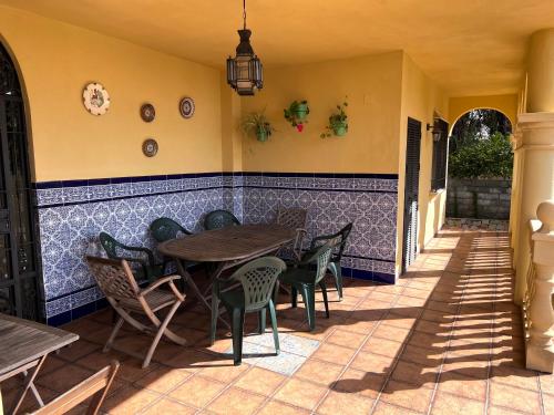 a patio with a table and chairs in a restaurant at El Carmen in Córdoba