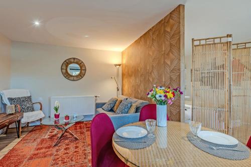 a living room with a table and a couch at Les gîtes de la vallée du rivoal in Lopérec