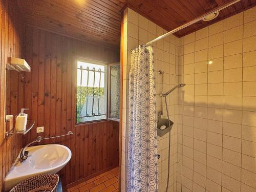 une salle de bain avec un lavabo et une douche dans l'établissement Kakatoès - Studio à 500m des plages, à Mimizan-Plage