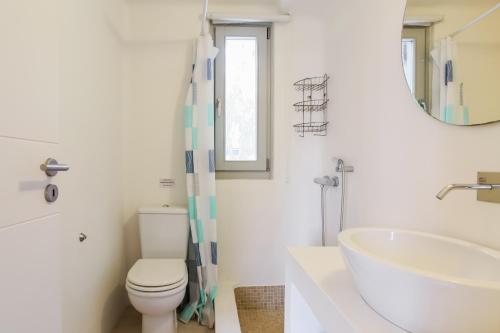 Bilik mandi di Pierre House with private pool, up to 6 plus 1 young child, near Perdika, Aegina island