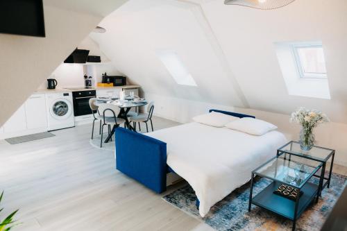 une chambre avec un lit et une table dans une pièce dans l'établissement Sewwa Guest House, à Sélestat