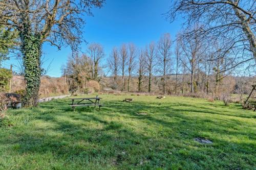 a park with a picnic table in a field at Les gîtes de la vallée du rivoal in Lopérec