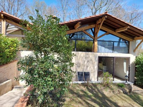 Jardín al aire libre en Gîte en Dordogne avec piscine couverte et sauna