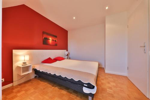 Postel nebo postele na pokoji v ubytování Spacious apartment, balneo and garden