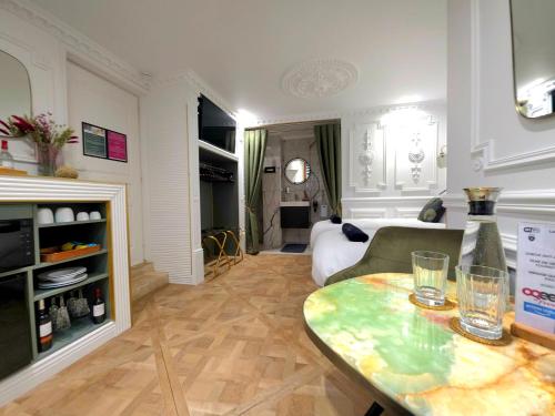 Η κουζίνα ή μικρή κουζίνα στο La Belle Endormie B&B French Guest house